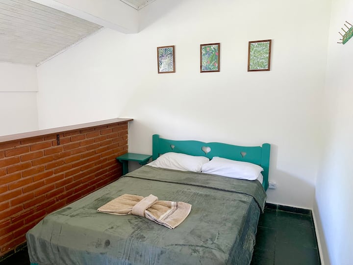 למעלה, חדר שינה עם מיטה זוגית ומיטת יחיד. בקומת הקרקע יש לנו מיטה נפתחת שמתאימה ל -2 אנשים נוספים, ובסה"כ 5 אנשים בכל בקתה. 