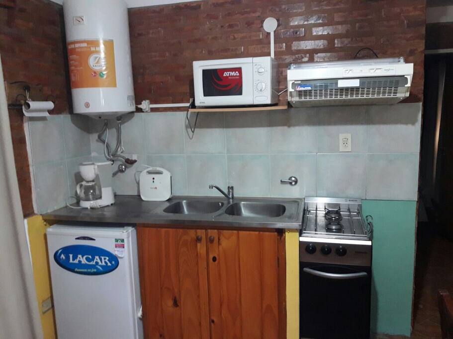 Cafetera tostafora cocina a gas con horno.microndas y vajilla completa.Heladera con buen frio