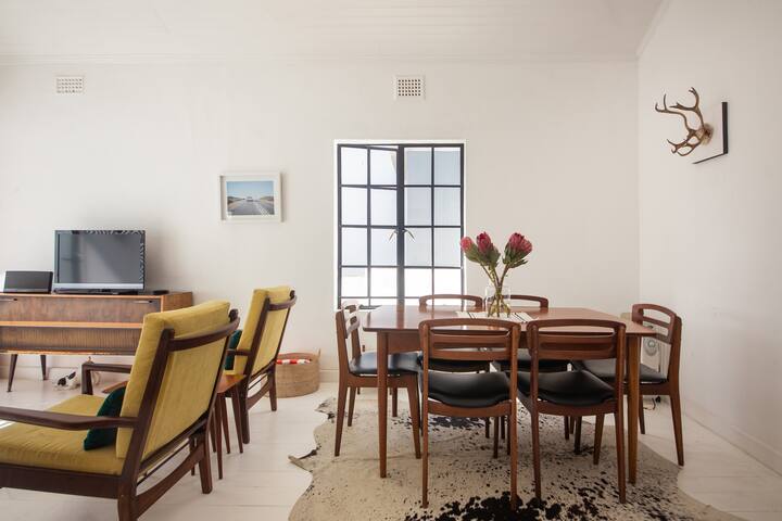 Beautiful Cape Town City Bowl Cottage. gallery image 2