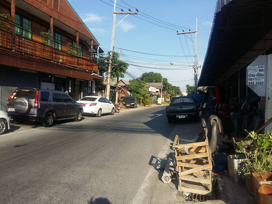 ด้านตรงข้ามที่พัก มีร้านขายเบาะรถยนตร์