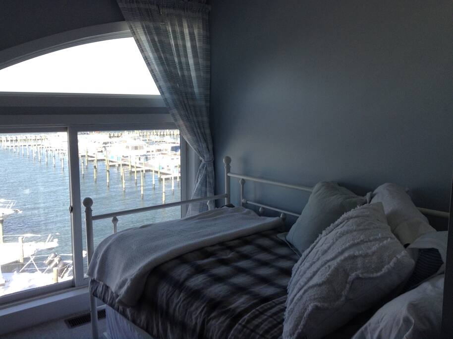 Bayfront sleeping nook