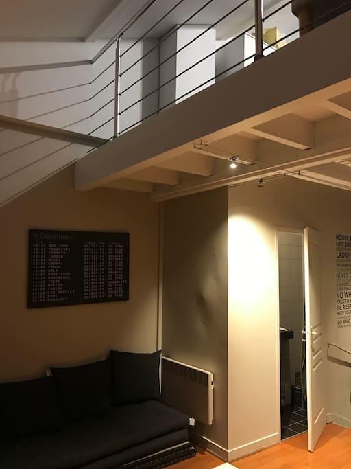 Salon et mezzanine sous plafond ^^
