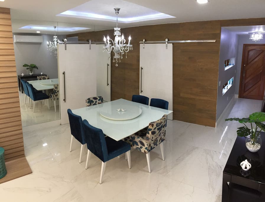 Sala de jantar ampla com mesa quadrada para até 6 pessoas