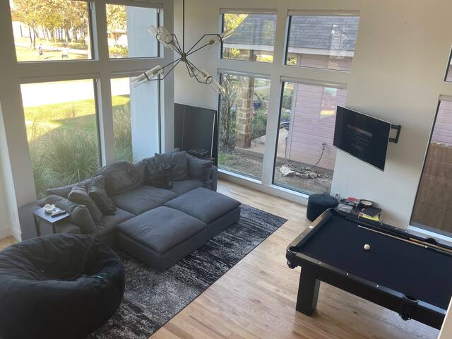 Gorgeous Modern 3-bedroom w/ Downtown Dallas View. gallery image 2