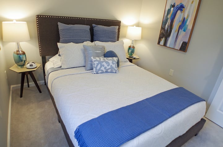 ห้องนอนที่สองพร้อมที่นอนเมมโมรี่โฟมขนาดควีนไซส์และเครื่องนอนสำหรับการพักผ่อนที่สมบูรณ์แบบ