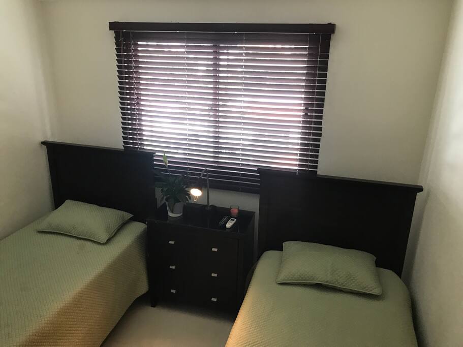 Habitación bien iluminada y acogedora
