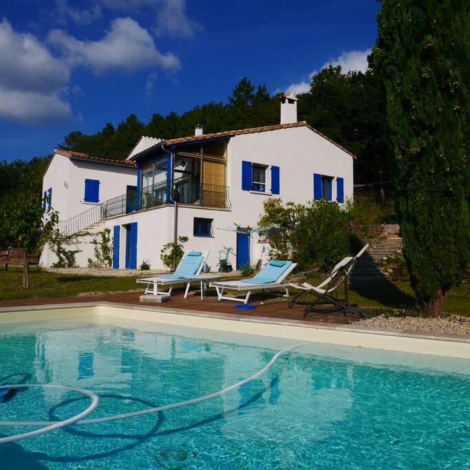 La piscine et la maison.