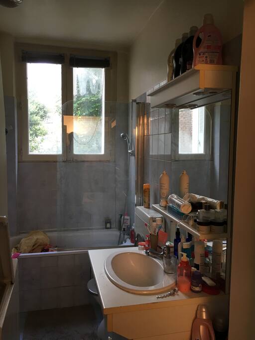 Salle de bain avec baignoire et lave linge