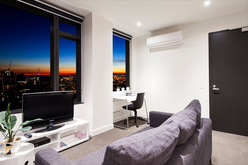 Livingroom: Enjoy the undisturbed view of Melbourne straight from the sofa
Tv, workspace, private balcony