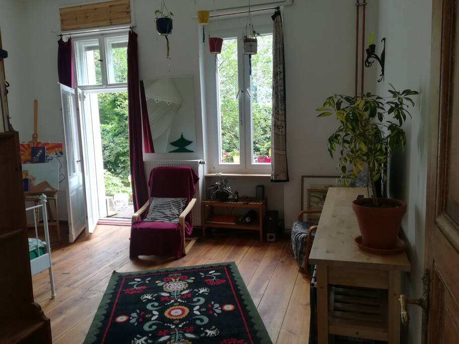 Bedroom w/terrace to garden