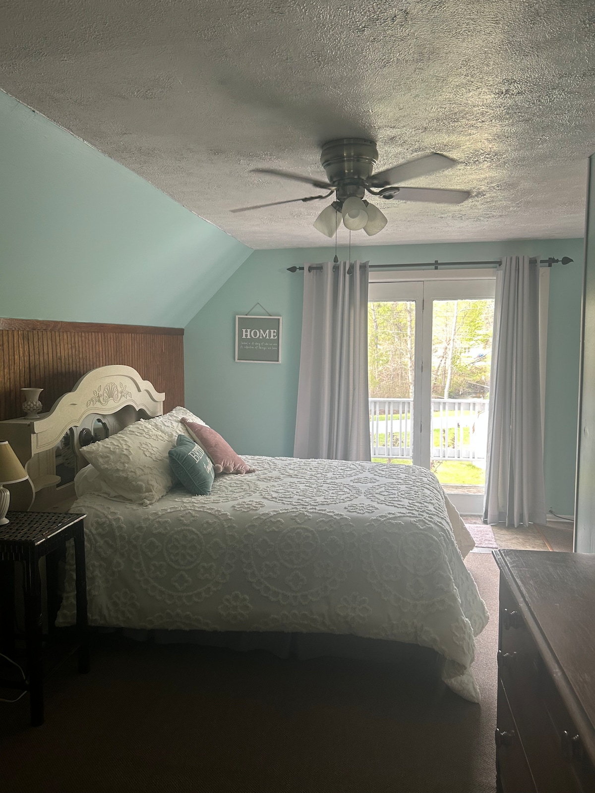 غرفة نوم في الطابق العلوي