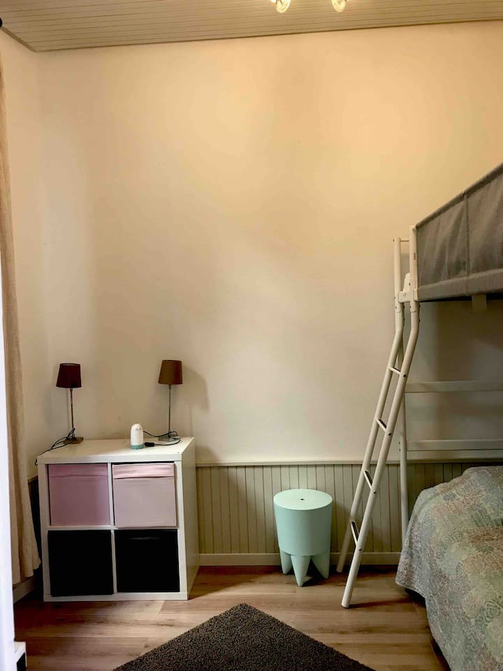 90x200 poschodová izba, deti , dospelí.
Horná posteľ je vhodná pre deti staršie ako 6 rokov.
Nachádza sa na prízemí , 
Kúpeľňa a oddelenie pred hotelom .