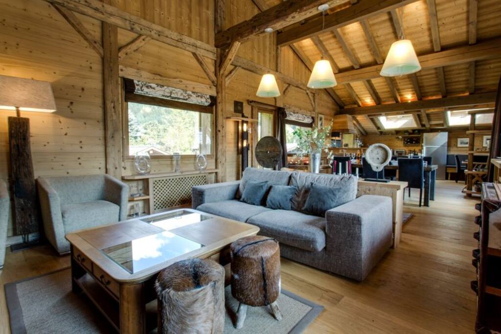 LIVING AREA WITH REAL FIRE