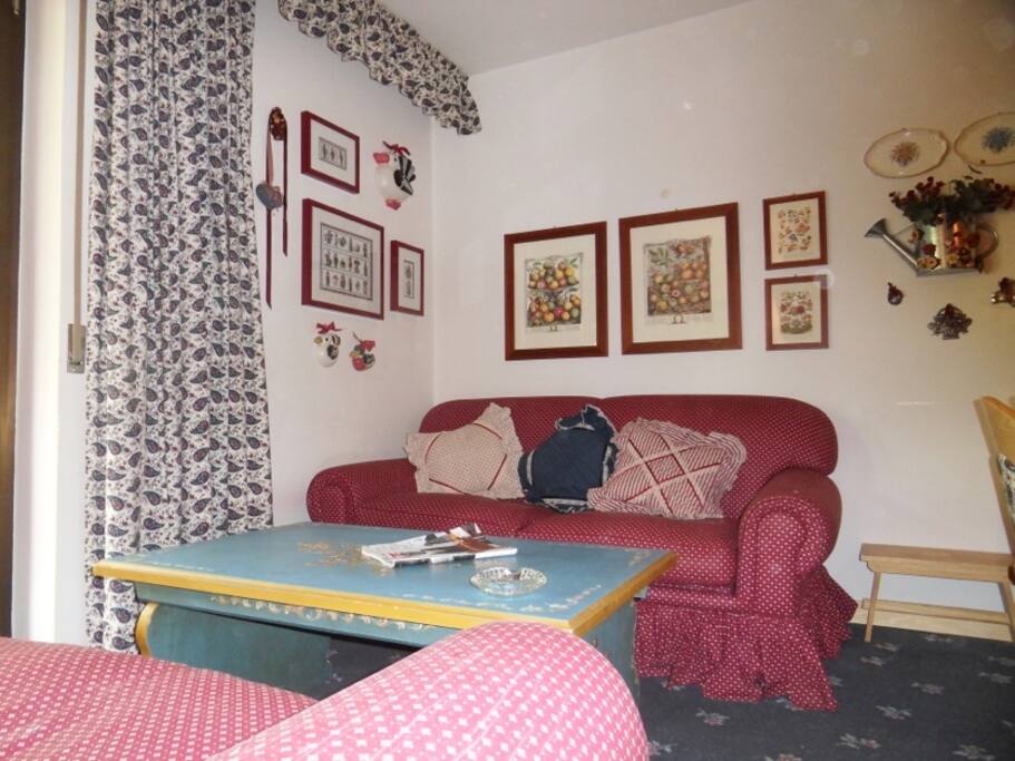 Soggiorno con porta finestra su grande terrazzo. Divani con due posti letto aggiuntivi. L'accesso separato allo spazio soggiorno/pranzo/cucina garantisce un comodo, confortevole isolamento alla zona letto.