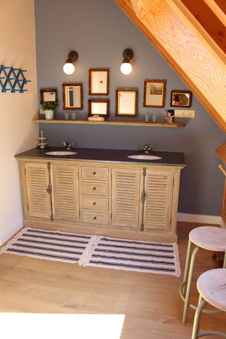 De cosy privé badkamer met douche.