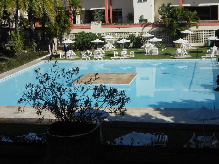 Condominio tradicional com so 96 apartamentos e uma area de lazer espaçosa