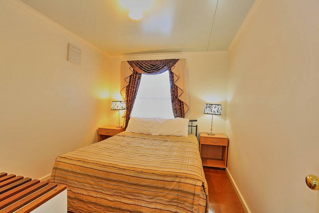 King bed with 4 pillows