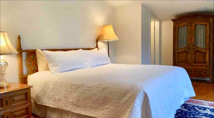 Queensize bed in 3e kamer boven