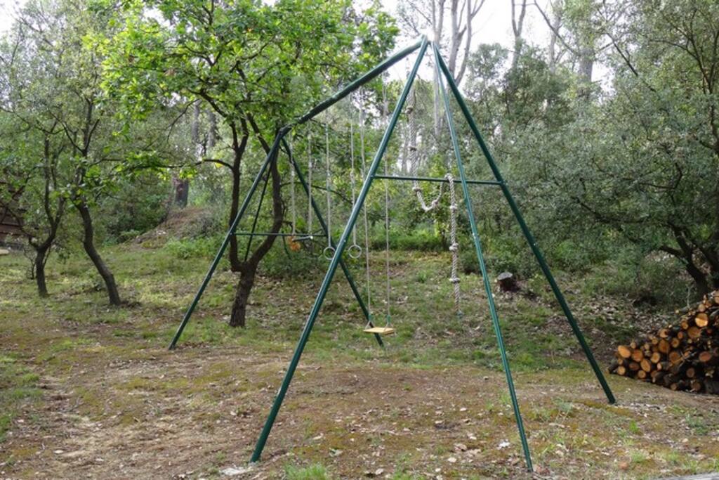 Deux balançoires une pour les petits une pour les grands.