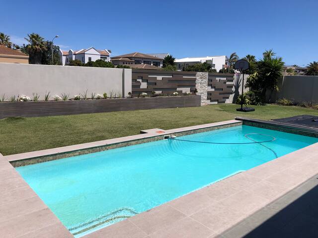 Safe and convenient area – large living space gallery image 4