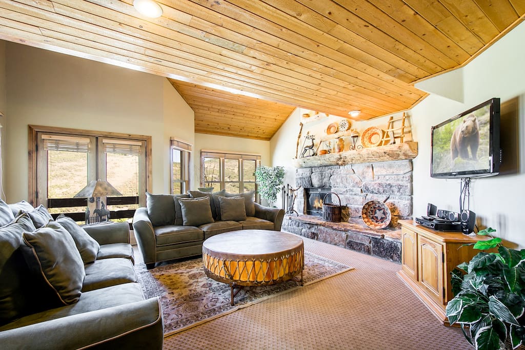 Family room with HDTV and large balcony with mountain views.