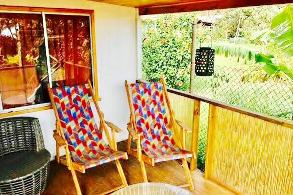 Terraza con sus sillas de descanso.