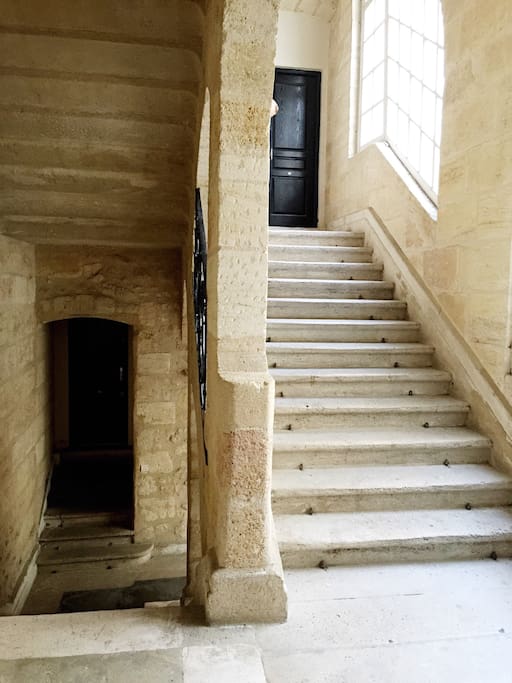 2etage sans ascenseur avec un escalier majestueux historique