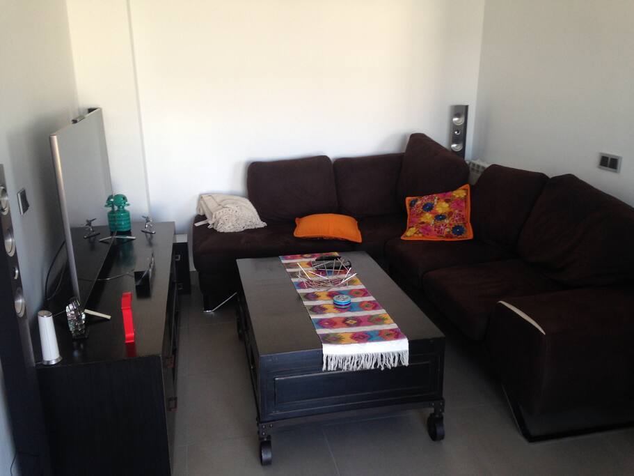 Salón con TV 3D y sonido 5.1