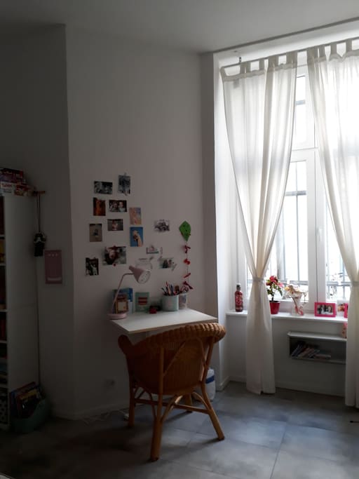 Schreibtisch in einem Schlafzimmer