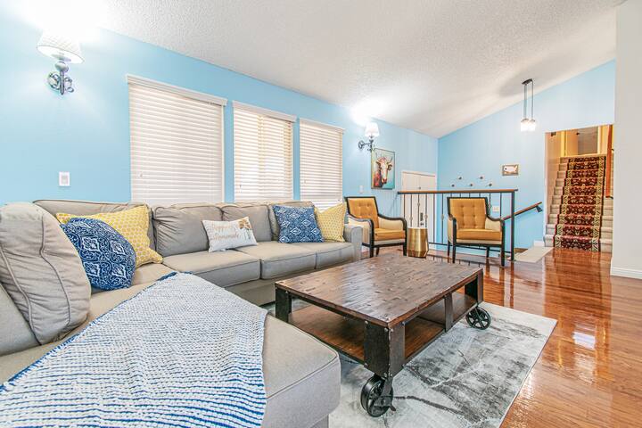 2.5mi to strip, Pool Jacuzzi! Discounts Available gallery image 2