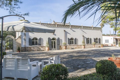 Villa dell'Amicizia, Italian garden with pool