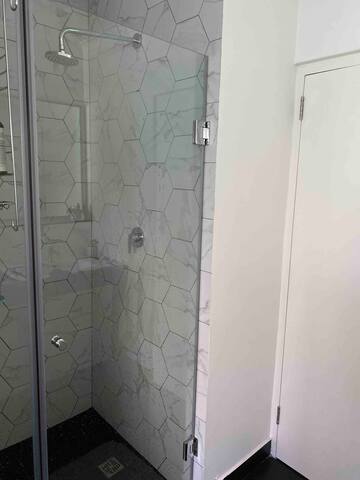 Stylish Solar Home with Heated Pool & Pizza Oven gallery image 5