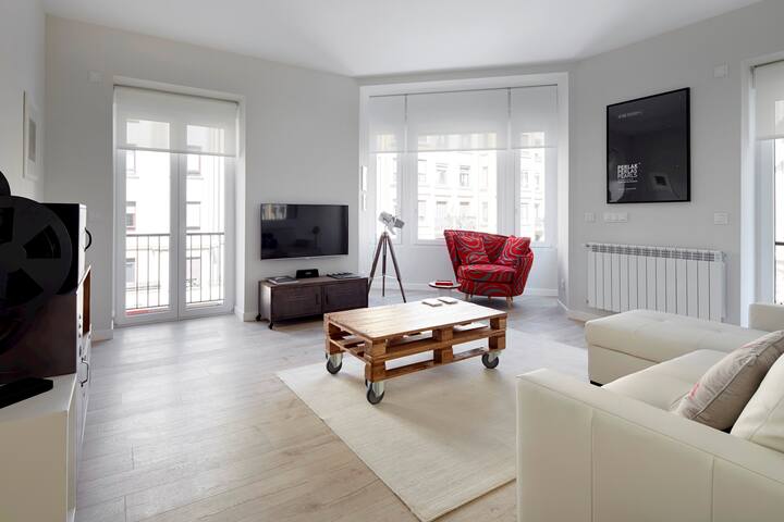 Zurriola Zinema by FeelFree Rentals gallery image 3