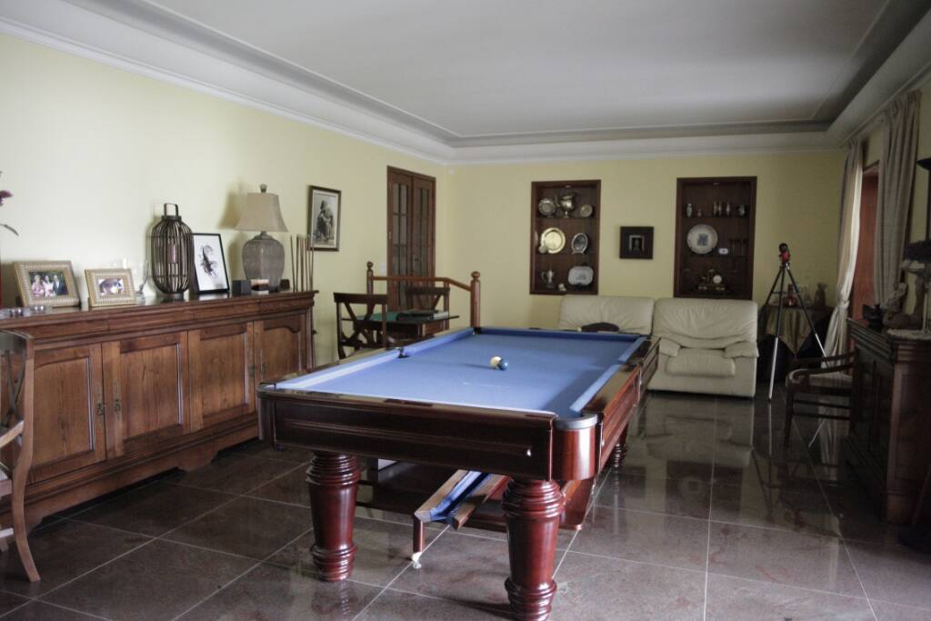 Sala de jogos com snooker