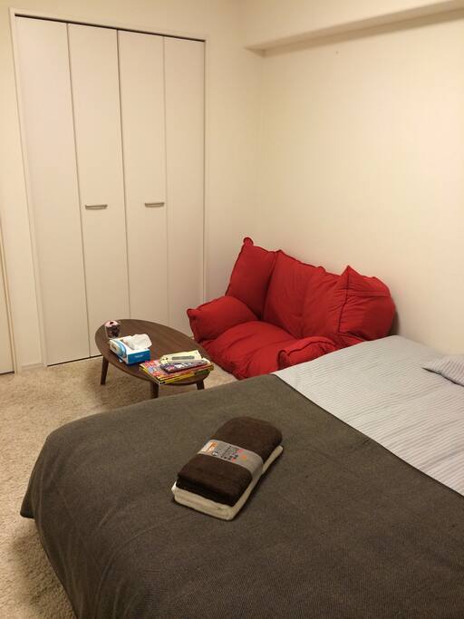 Guestroom No1 (A double size bed and sofa bed)
The apartment have three room,one room is my bedroom.
Two Guestroom are side by side.
one room have a double size bed and sofa bed,you can lock the door. other room have a double size bed and single bed,have horizontal sliding door,can't lock.
The kitchen in betwenn of the guestroom and my bedroom.