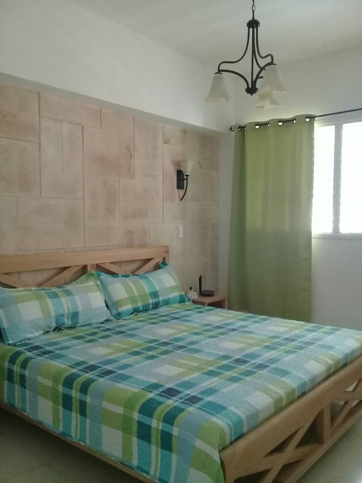 Საძინებელი 1: იმპერიალი საწოლი. ( მთავარი ოთახი: 193 × 203 სმ ზომის საწოლი)