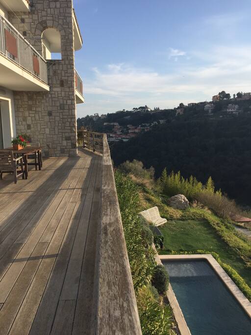 Grande terrasse en bois ouest soleil tout l'après midi et couchant