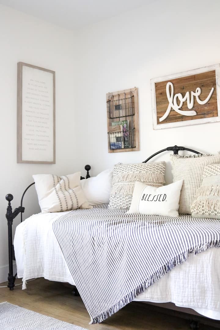 Den/ofisi yenye kitanda cha trundle