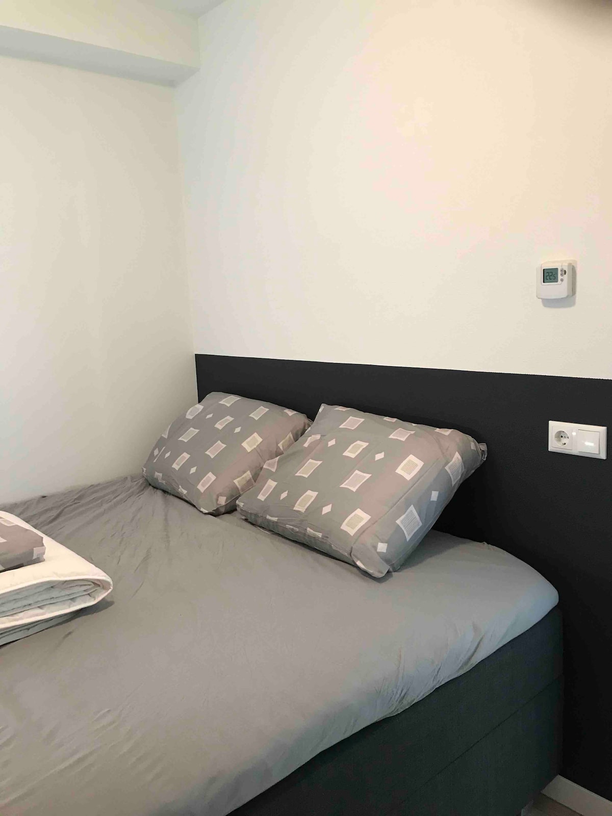 Dhomë gjumi me krevat 2.00 m x 1,80 m dhe hapësirë dollapi.