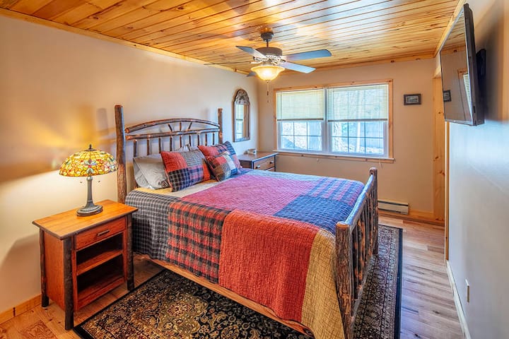 Queen Bed #1 in 2 Bedroom 