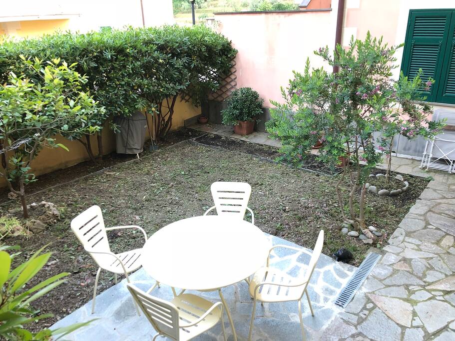Giardino privato con tavolino