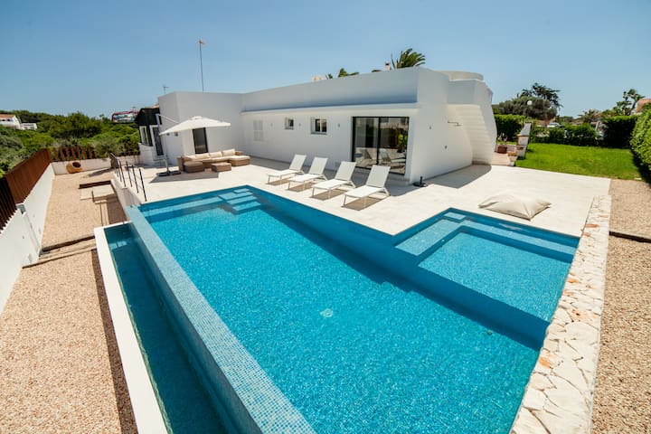 Villa de lujo con acceso privado a la playa.