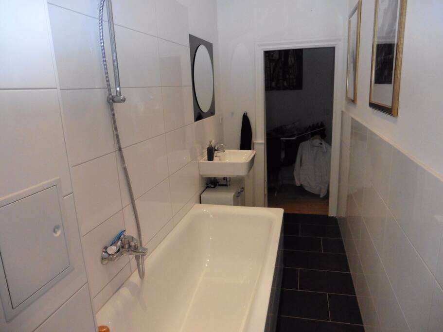 modernes und frisch saniertes Badezimmer