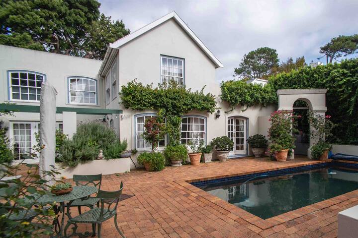 Gracious home with beautiful garden patio and pool gallery image 4