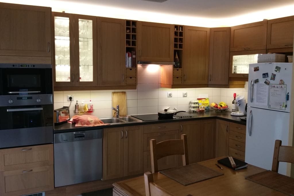 Cuisine équipée avec frigo et congélateur ainsi qu'un lave vaisselle
