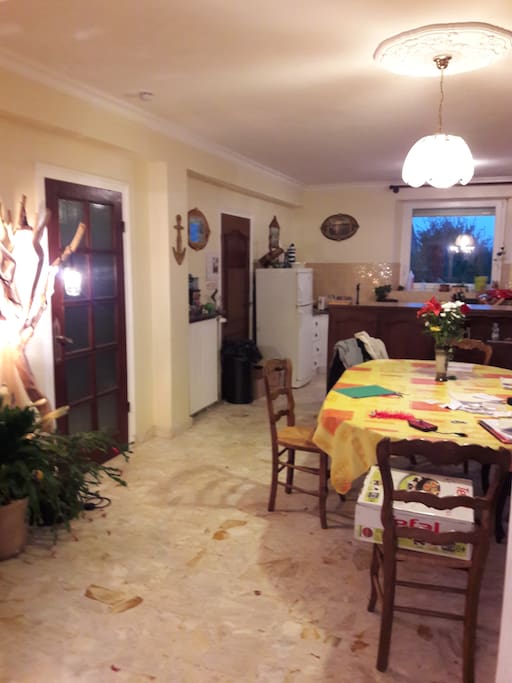 salle à manger spacieuse avec cuisine attenante
