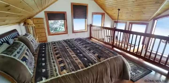Veľká manželská posteľ v podkroví na poschodí. Krásny výhľad zo všetkých okien