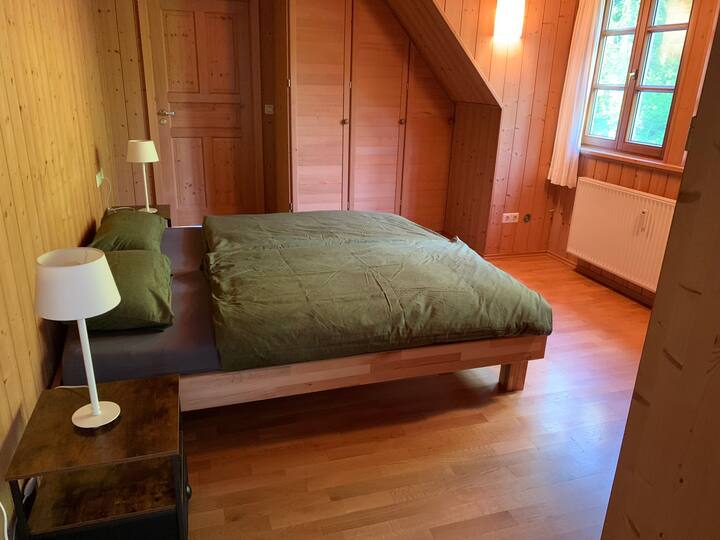 Schlafzimmer mit Doppelbett, aber Einzelmatratzen, es können auch 80x80 Kissen gestellt werden.