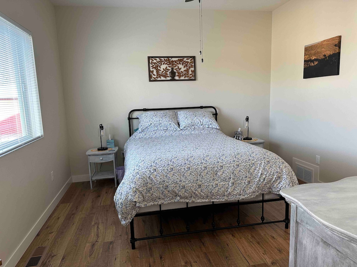 Hoofdslaapkamer met queensize bed.