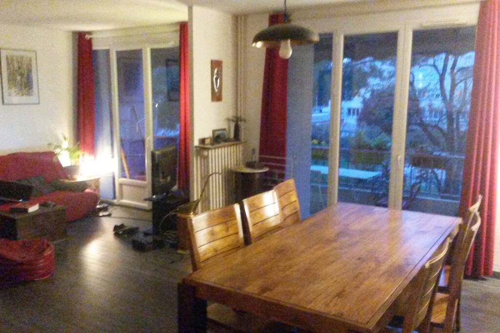Salle à manger qui donne sur le parc